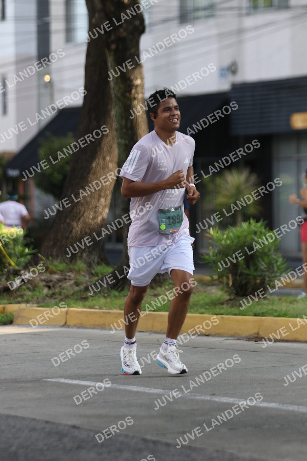 Foto de ADIDAS SPLITS GUADALAJARA 15K / 30K en Av. San Ignacio esquina Av. Ignacio L. Vallarta, Zapopan a las 08:36 · dorsal 1891