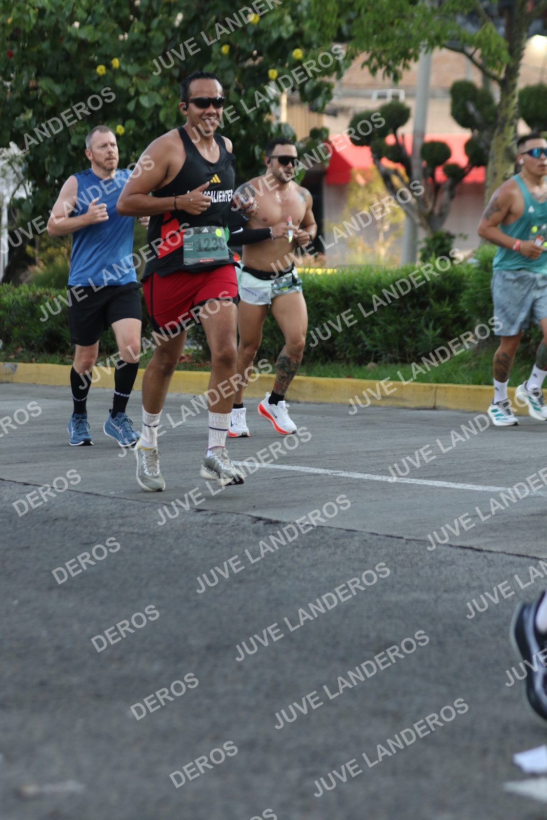Foto de ADIDAS SPLITS GUADALAJARA 15K / 30K en Av. San Ignacio esquina Av. Ignacio L. Vallarta, Zapopan a las 07:29 · dorsal 1239