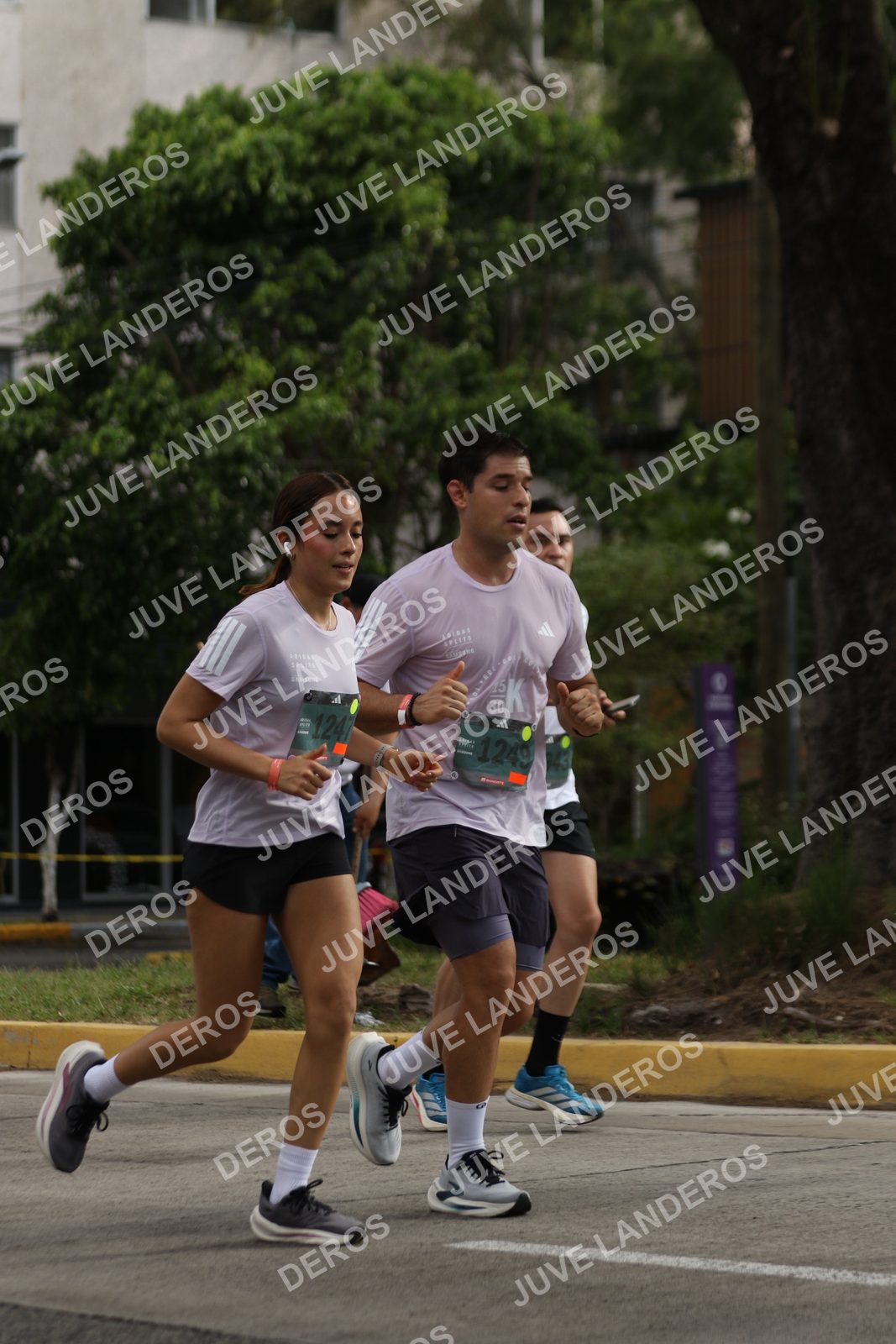 Foto de ADIDAS SPLITS GUADALAJARA 15K / 30K en Av. San Ignacio esquina Av. Ignacio L. Vallarta, Zapopan a las 09:10 · dorsal 1247, 1249