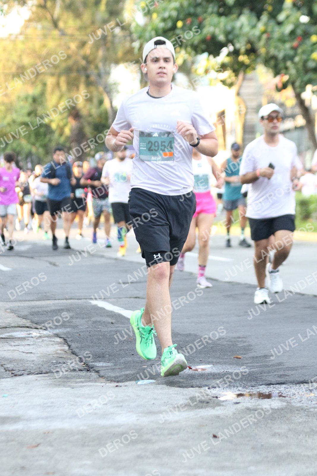 Foto de ADIDAS SPLITS GUADALAJARA 15K / 30K en Av. San Ignacio esquina Av. Ignacio L. Vallarta, Zapopan a las 07:16 · dorsal 2954