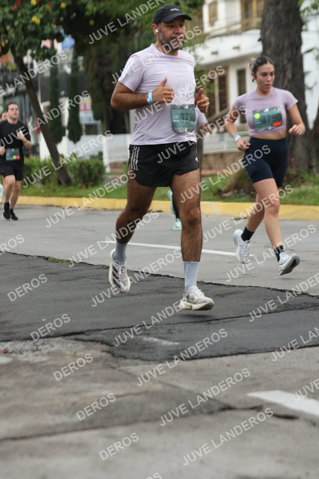 Foto de ADIDAS SPLITS GUADALAJARA 15K / 30K en Av. San Ignacio esquina Av. Ignacio L. Vallarta, Zapopan a las 06:56 · dorsal 3790, 3796