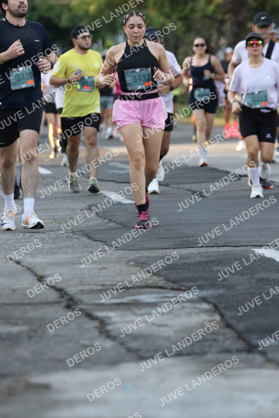 Foto de ADIDAS SPLITS GUADALAJARA 15K / 30K en Av. San Ignacio esquina Av. Ignacio L. Vallarta, Zapopan a las 07:16 · dorsal 3432, 3430, 3452, 332