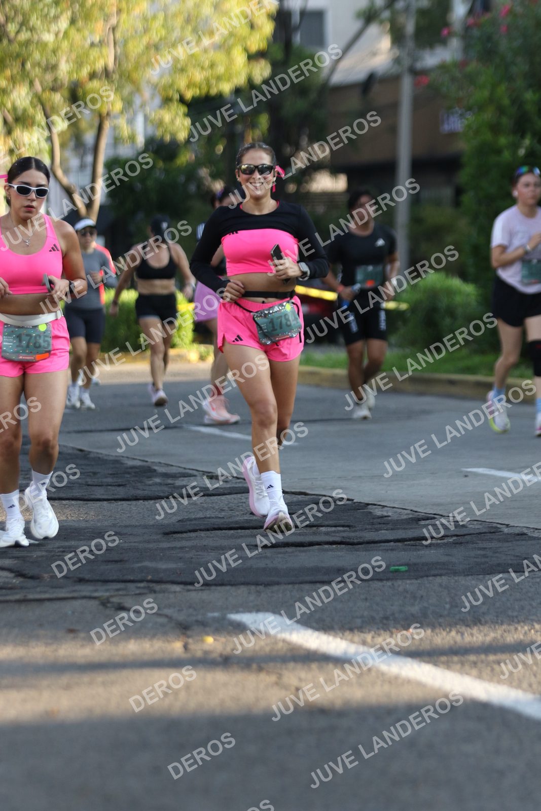 Foto de ADIDAS SPLITS GUADALAJARA 15K / 30K en Av. San Ignacio esquina Av. Ignacio L. Vallarta, Zapopan a las 07:50 · dorsal 1785, 1784