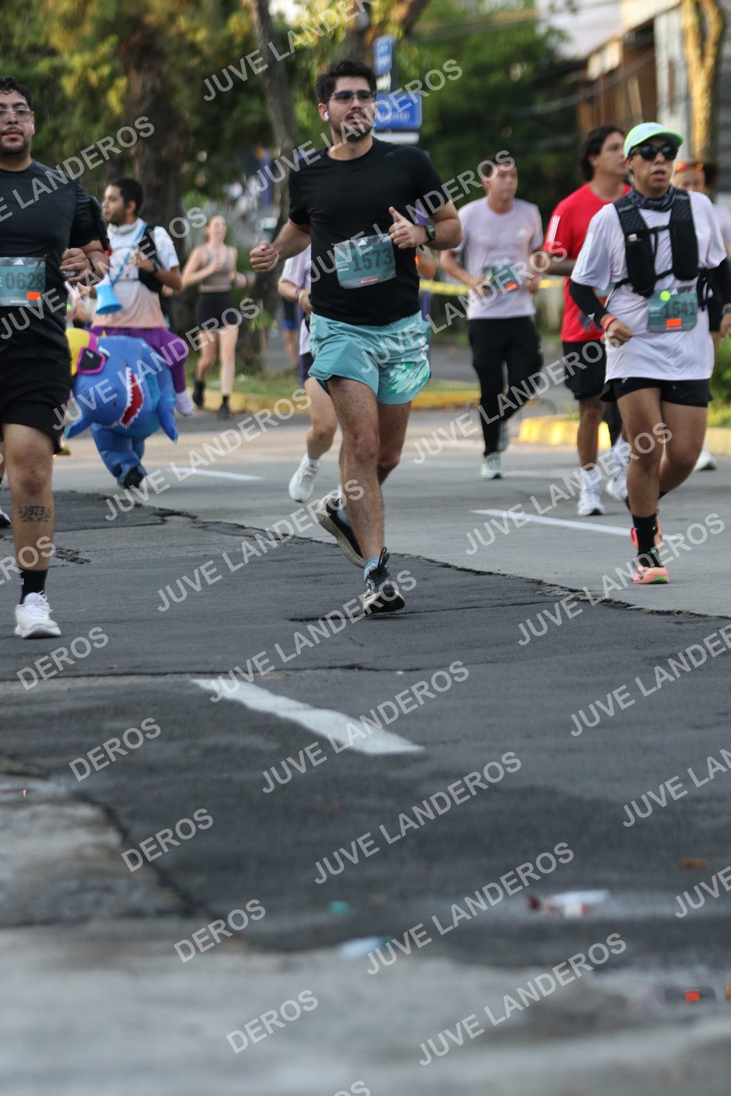 Foto de ADIDAS SPLITS GUADALAJARA 15K / 30K en Av. San Ignacio esquina Av. Ignacio L. Vallarta, Zapopan a las 07:12 · dorsal 1573, 628, 541