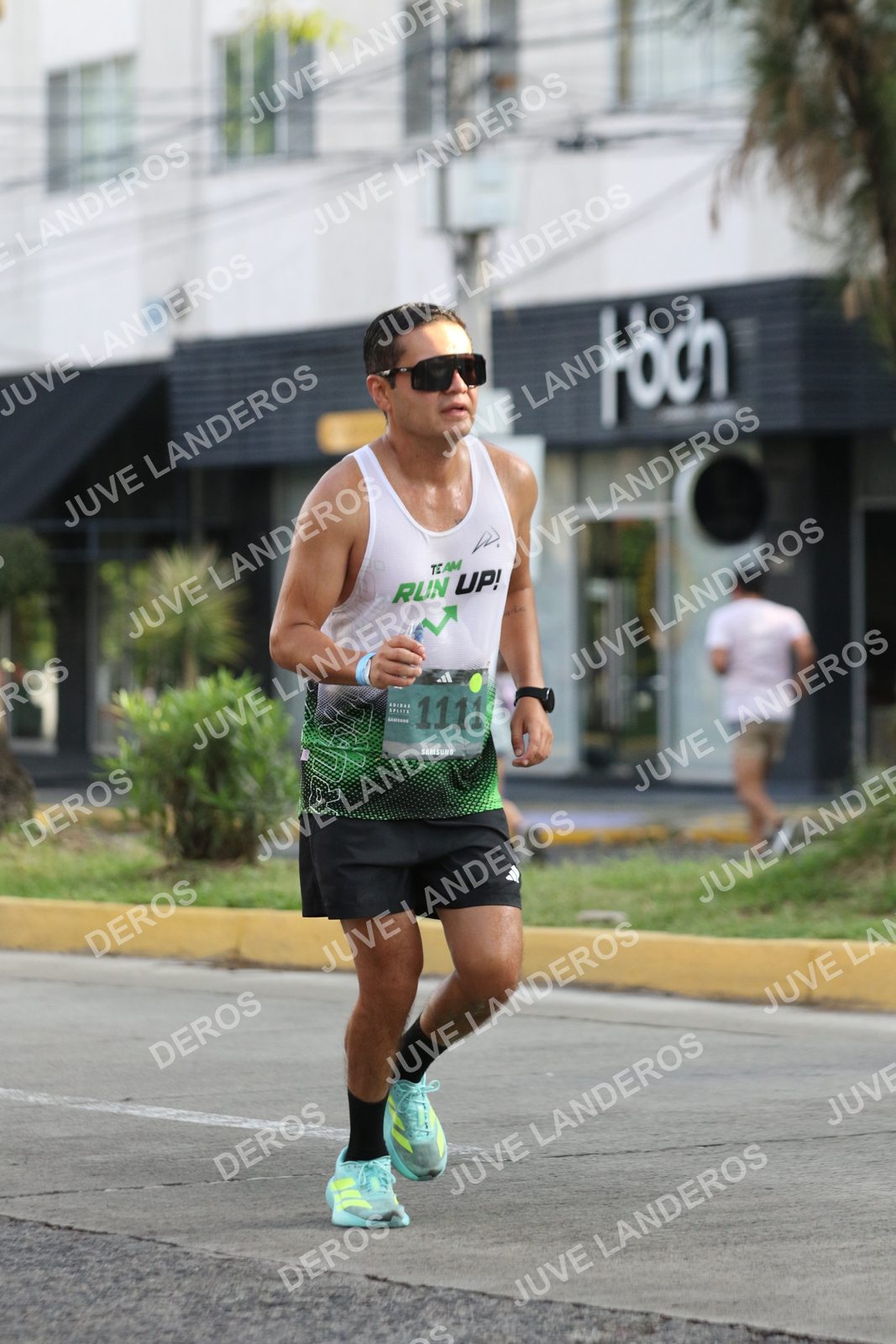 Foto de ADIDAS SPLITS GUADALAJARA 15K / 30K en Av. San Ignacio esquina Av. Ignacio L. Vallarta, Zapopan a las 08:36 · dorsal 1111