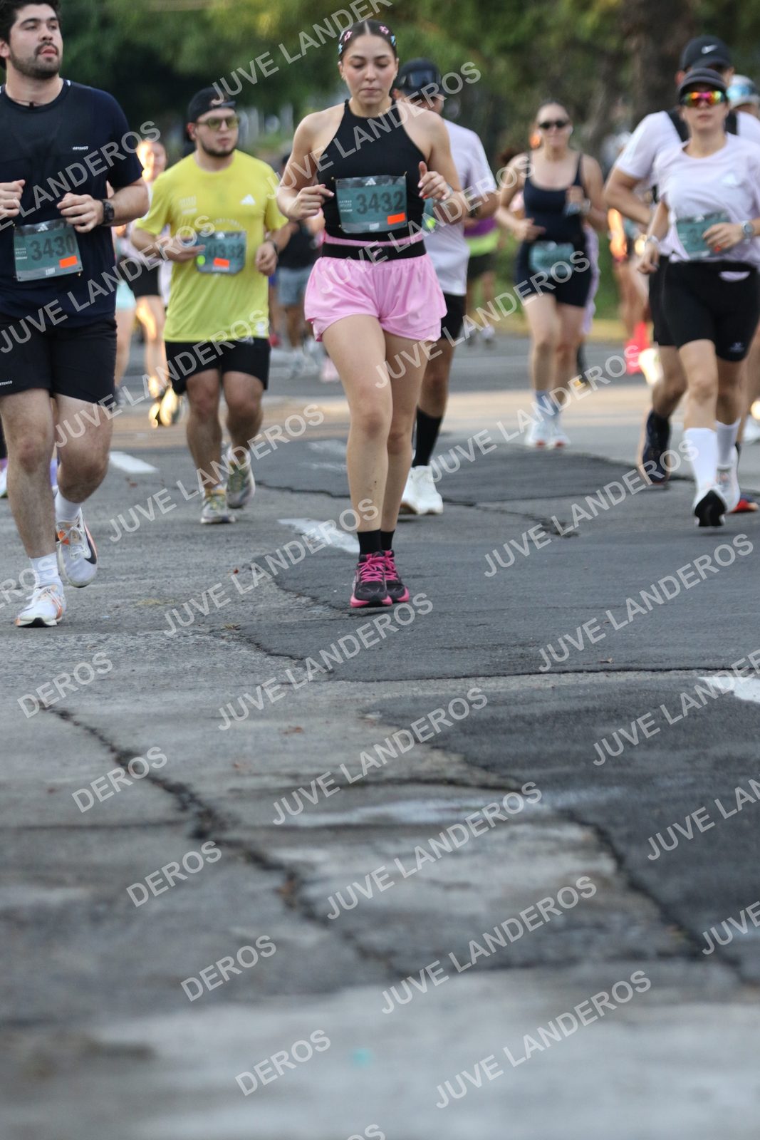 Foto de ADIDAS SPLITS GUADALAJARA 15K / 30K en Av. San Ignacio esquina Av. Ignacio L. Vallarta, Zapopan a las 07:16 · dorsal 3432, 3430, 332