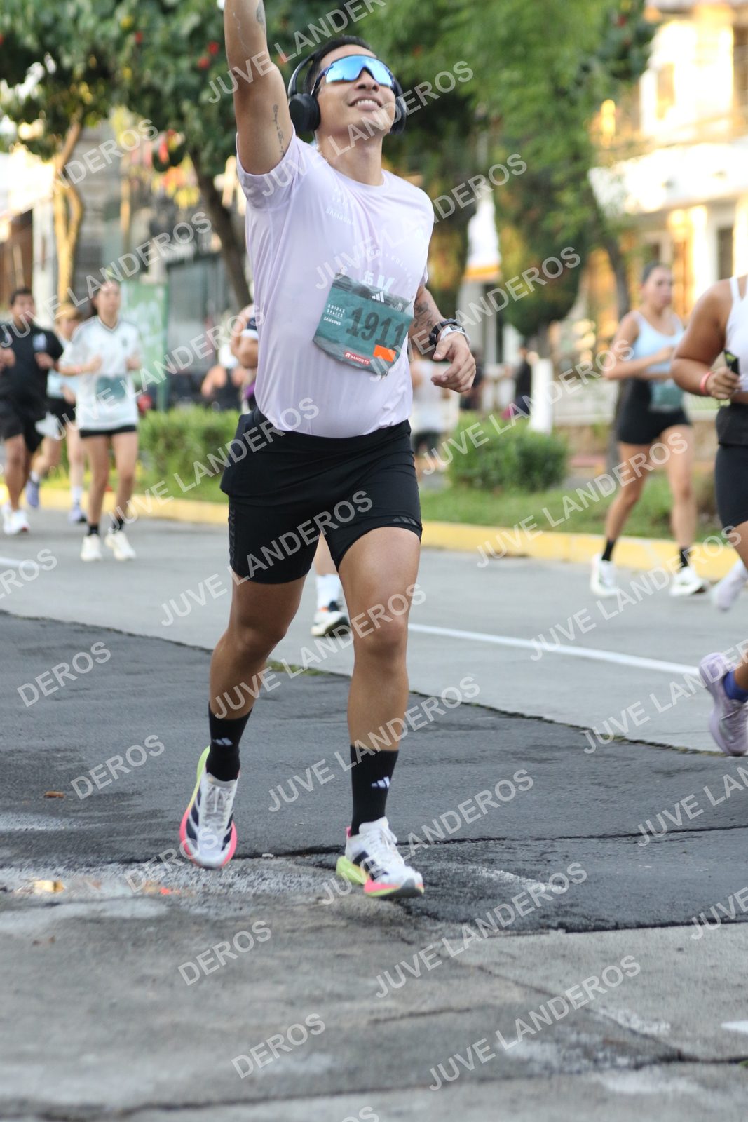 Foto de ADIDAS SPLITS GUADALAJARA 15K / 30K en Av. San Ignacio esquina Av. Ignacio L. Vallarta, Zapopan a las 07:13 · dorsal 1911
