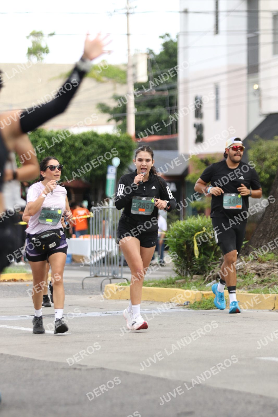 Foto de ADIDAS SPLITS GUADALAJARA 15K / 30K en Av. San Ignacio esquina Av. Ignacio L. Vallarta, Zapopan a las 09:08 · dorsal 2857, 1464, 2859