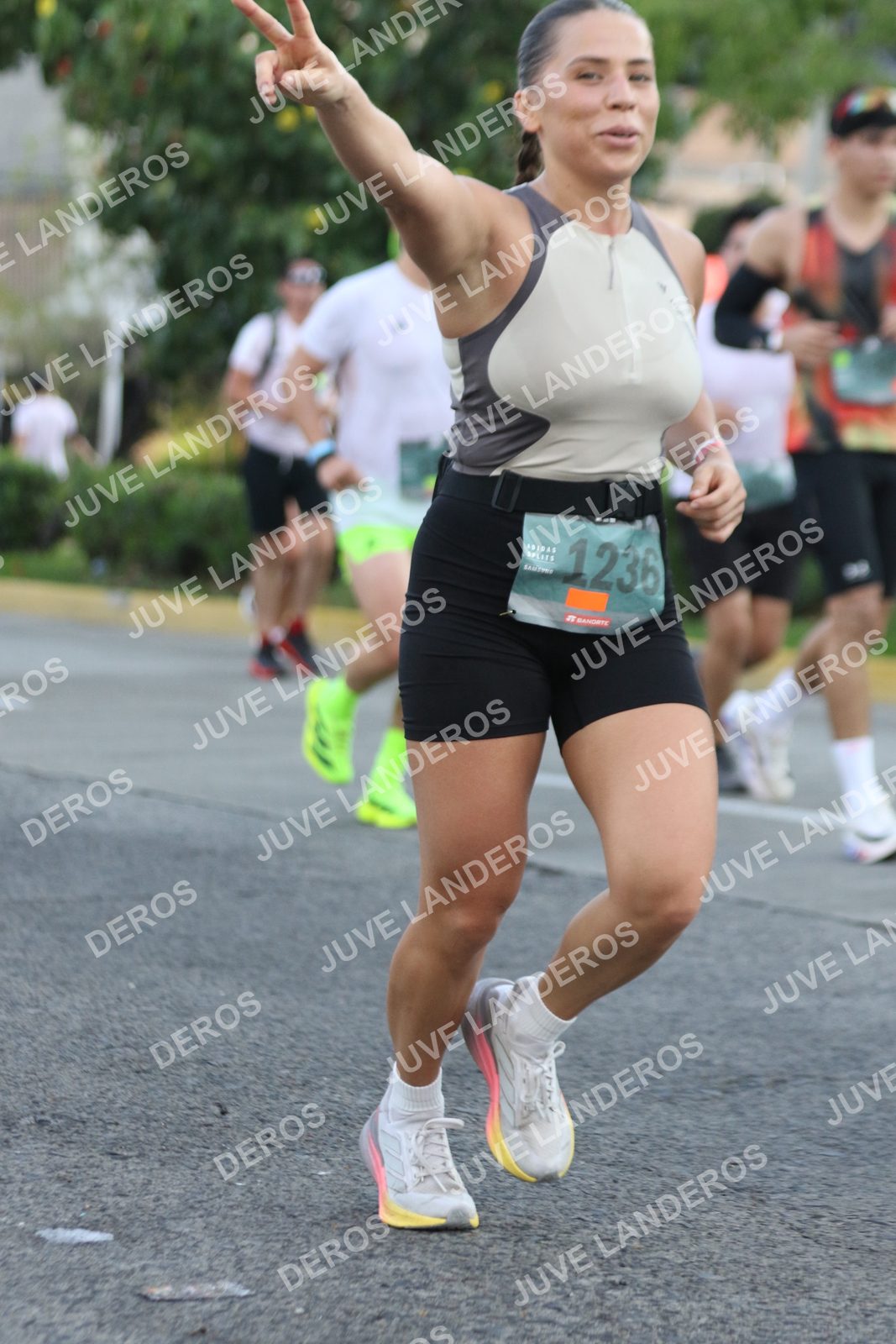 Foto de ADIDAS SPLITS GUADALAJARA 15K / 30K en Av. San Ignacio esquina Av. Ignacio L. Vallarta, Zapopan a las 07:32 · dorsal 1236