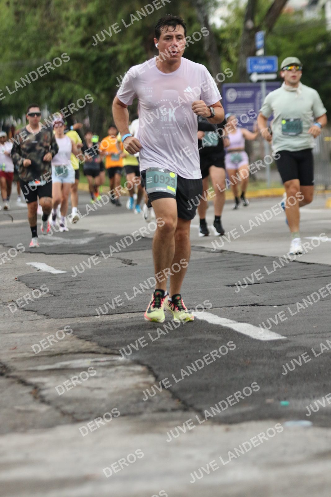 Foto de ADIDAS SPLITS GUADALAJARA 15K / 30K en Av. San Ignacio esquina Av. Ignacio L. Vallarta, Zapopan a las 06:57 · dorsal 30, 923, 15
