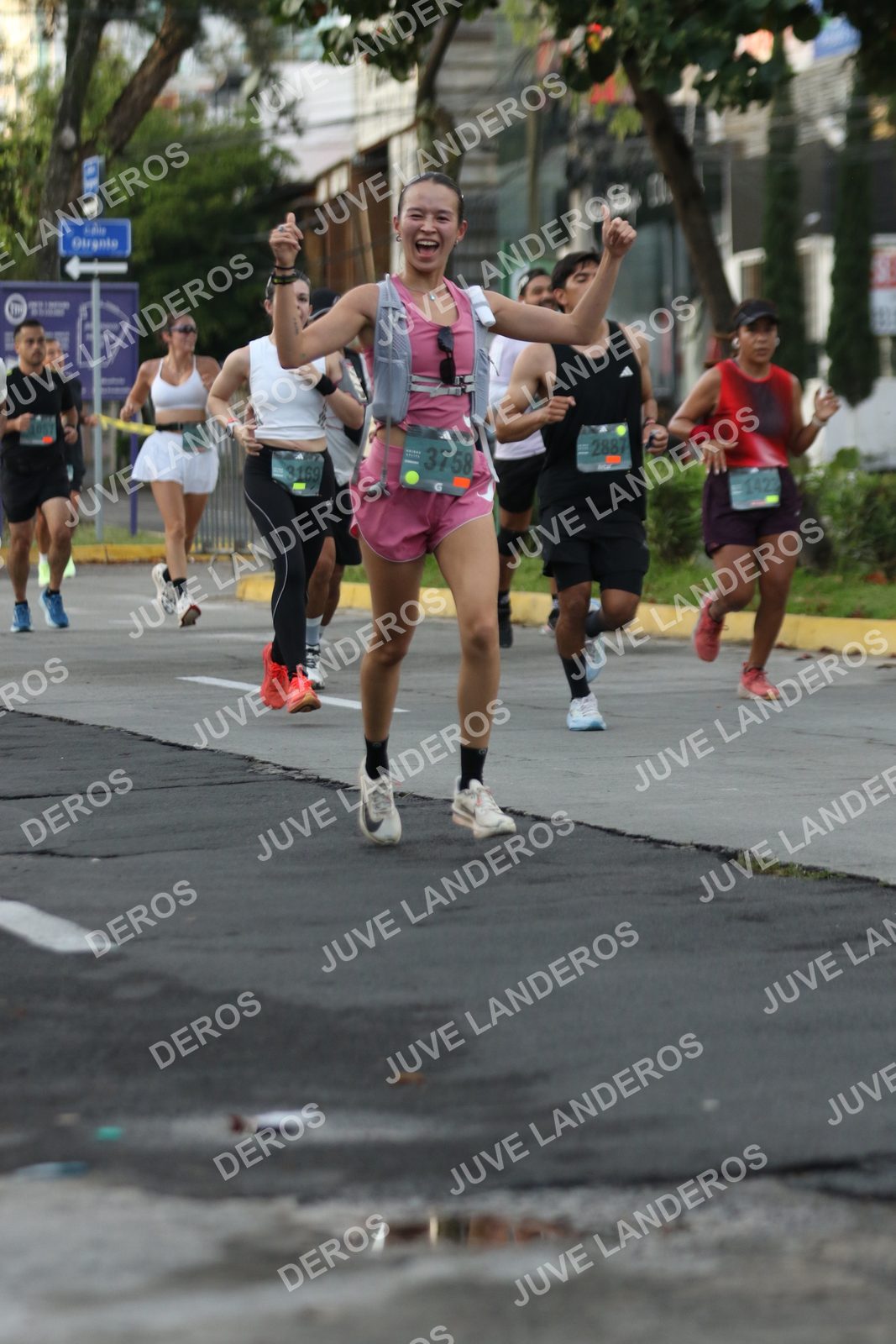 Foto de ADIDAS SPLITS GUADALAJARA 15K / 30K en Av. San Ignacio esquina Av. Ignacio L. Vallarta, Zapopan a las 07:05 · dorsal 3758, 2887, 3169, 1422
