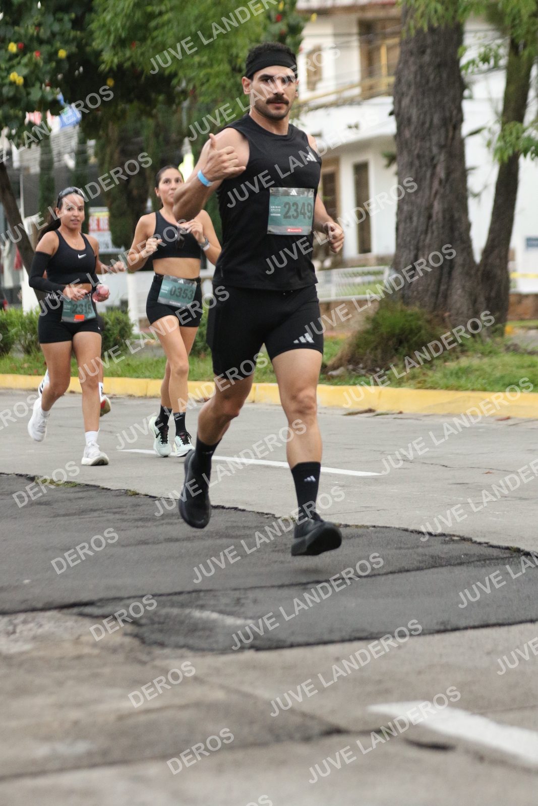 Foto de ADIDAS SPLITS GUADALAJARA 15K / 30K en Av. San Ignacio esquina Av. Ignacio L. Vallarta, Zapopan a las 06:53 · dorsal 2349, 353, 2318
