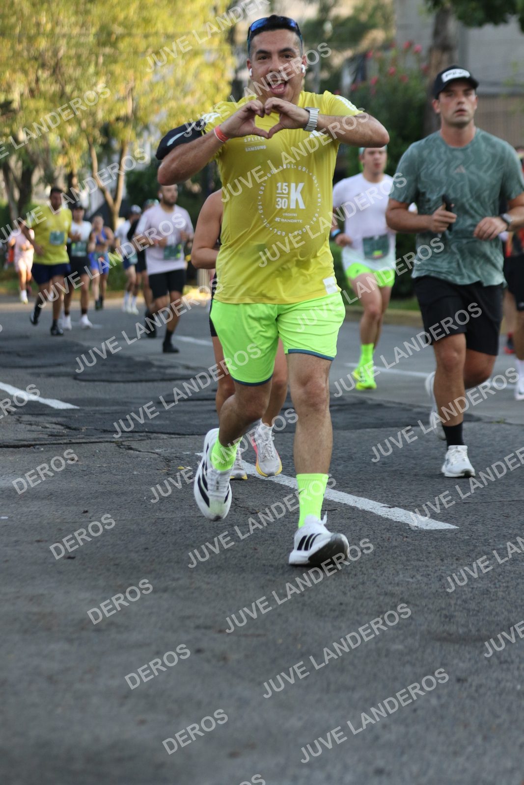 Foto de ADIDAS SPLITS GUADALAJARA 15K / 30K en Av. San Ignacio esquina Av. Ignacio L. Vallarta, Zapopan a las 07:32 · dorsal 15, 30, 100