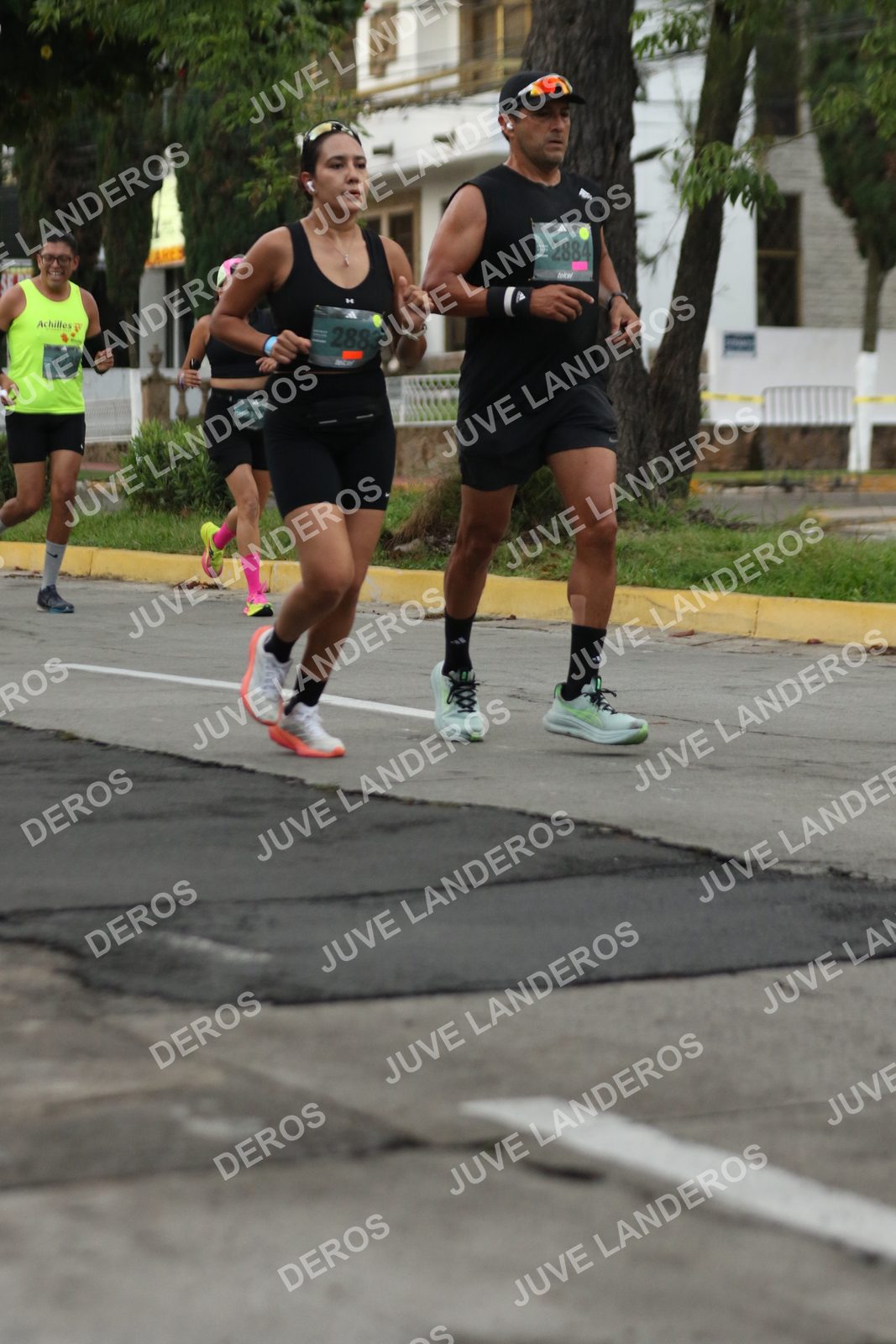 Foto de ADIDAS SPLITS GUADALAJARA 15K / 30K en Av. San Ignacio esquina Av. Ignacio L. Vallarta, Zapopan a las 06:57 · dorsal 2884, 2883, 23