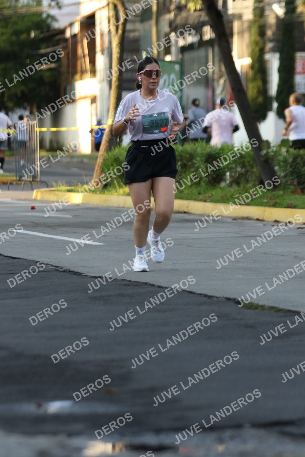 Foto de ADIDAS SPLITS GUADALAJARA 15K / 30K en Av. San Ignacio esquina Av. Ignacio L. Vallarta, Zapopan a las 07:21 · dorsal 2527