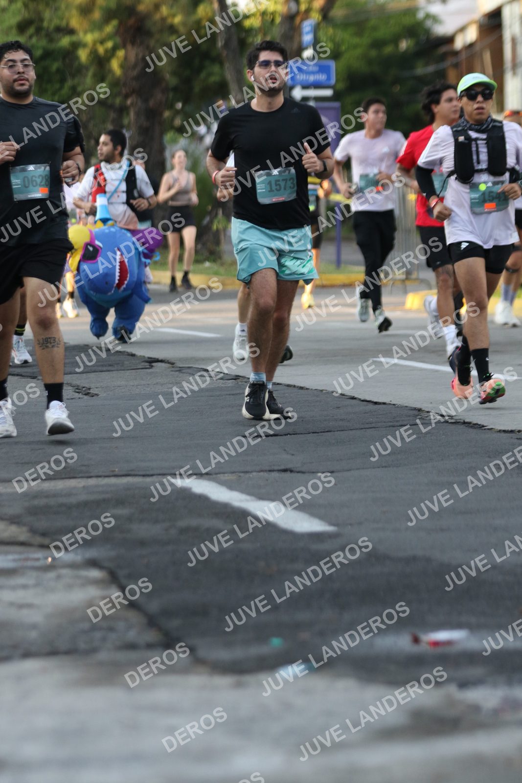 Foto de ADIDAS SPLITS GUADALAJARA 15K / 30K en Av. San Ignacio esquina Av. Ignacio L. Vallarta, Zapopan a las 07:12 · dorsal 1573, 628, 1541