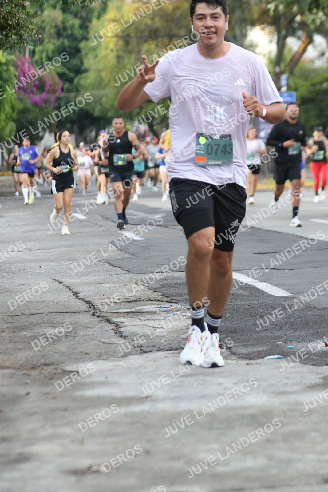 Foto de ADIDAS SPLITS GUADALAJARA 15K / 30K en Av. San Ignacio esquina Av. Ignacio L. Vallarta, Zapopan a las 07:06 · dorsal 743, 15, 30