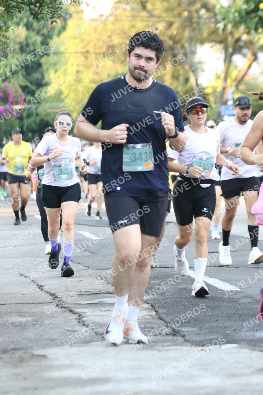 Foto de ADIDAS SPLITS GUADALAJARA 15K / 30K en Av. San Ignacio esquina Av. Ignacio L. Vallarta, Zapopan a las 07:16 · dorsal 3430, 3156, 3452