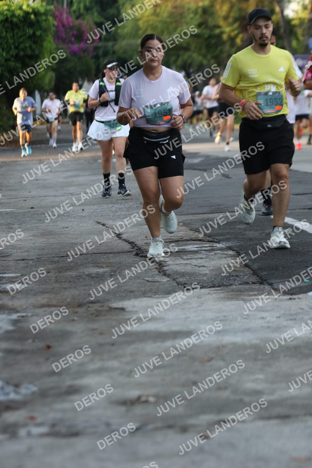 Foto de ADIDAS SPLITS GUADALAJARA 15K / 30K en Av. San Ignacio esquina Av. Ignacio L. Vallarta, Zapopan a las 07:12 · dorsal 1952, 1951