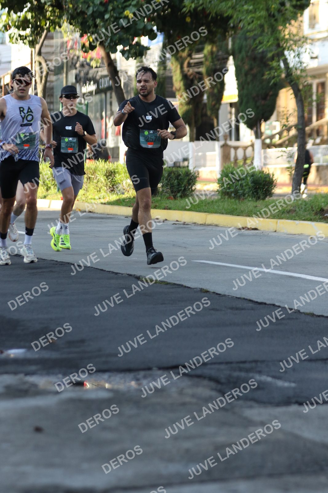 Foto de ADIDAS SPLITS GUADALAJARA 15K / 30K en Av. San Ignacio esquina Av. Ignacio L. Vallarta, Zapopan a las 07:58 · dorsal 2574, 2580