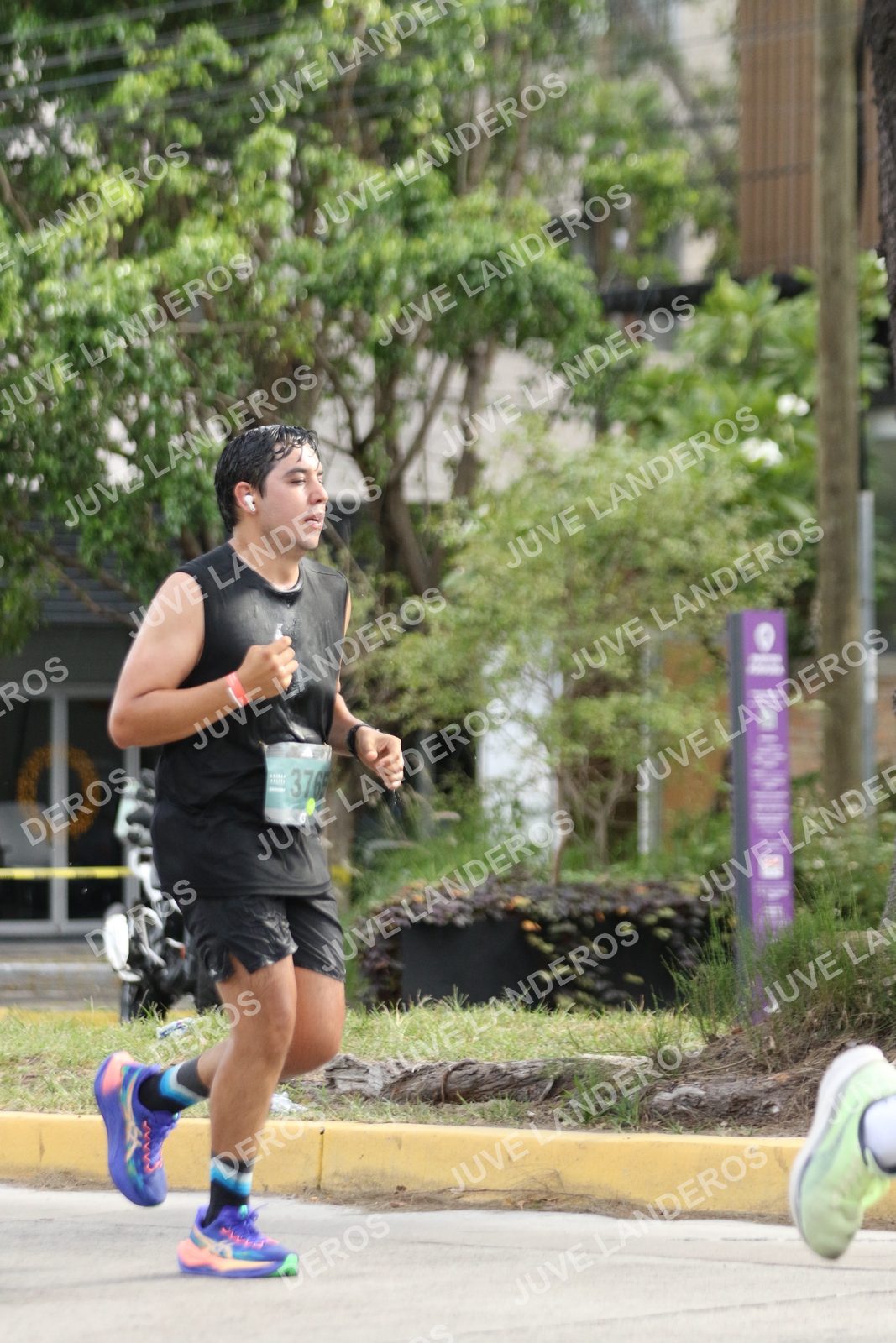 Foto de ADIDAS SPLITS GUADALAJARA 15K / 30K en Av. San Ignacio esquina Av. Ignacio L. Vallarta, Zapopan a las 09:02 · dorsal 3765