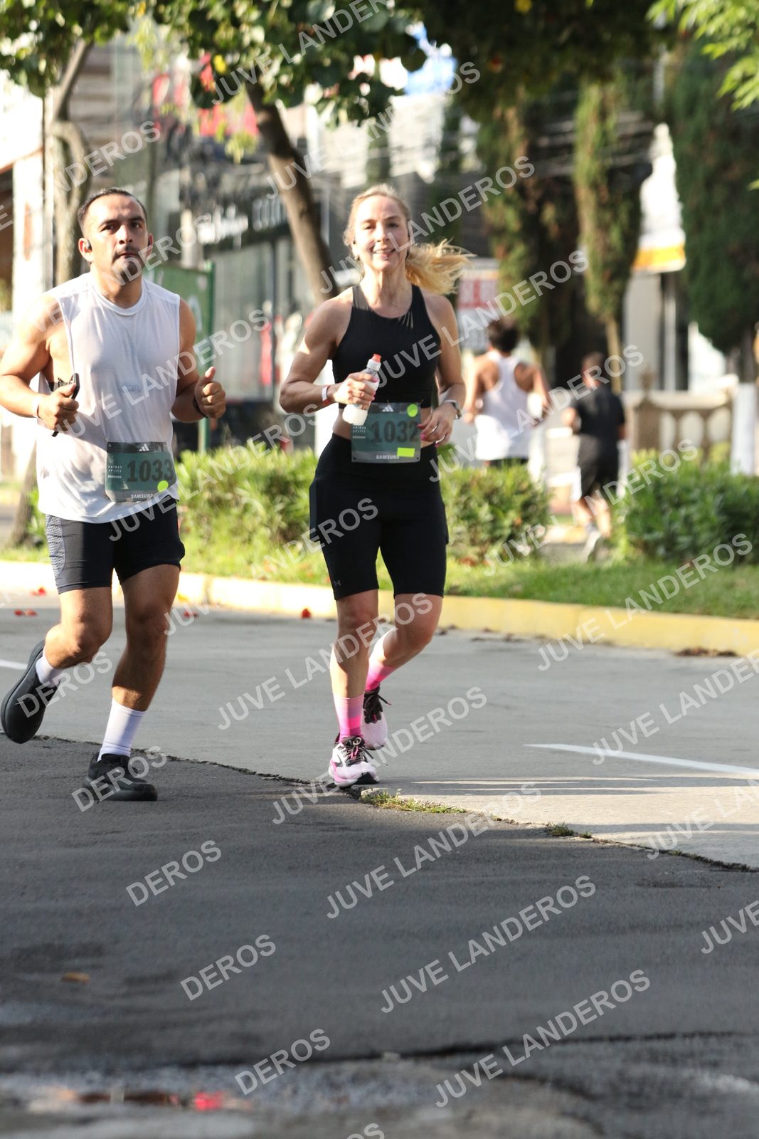 Foto de ADIDAS SPLITS GUADALAJARA 15K / 30K en Av. San Ignacio esquina Av. Ignacio L. Vallarta, Zapopan a las 08:32 · dorsal 1033, 1032