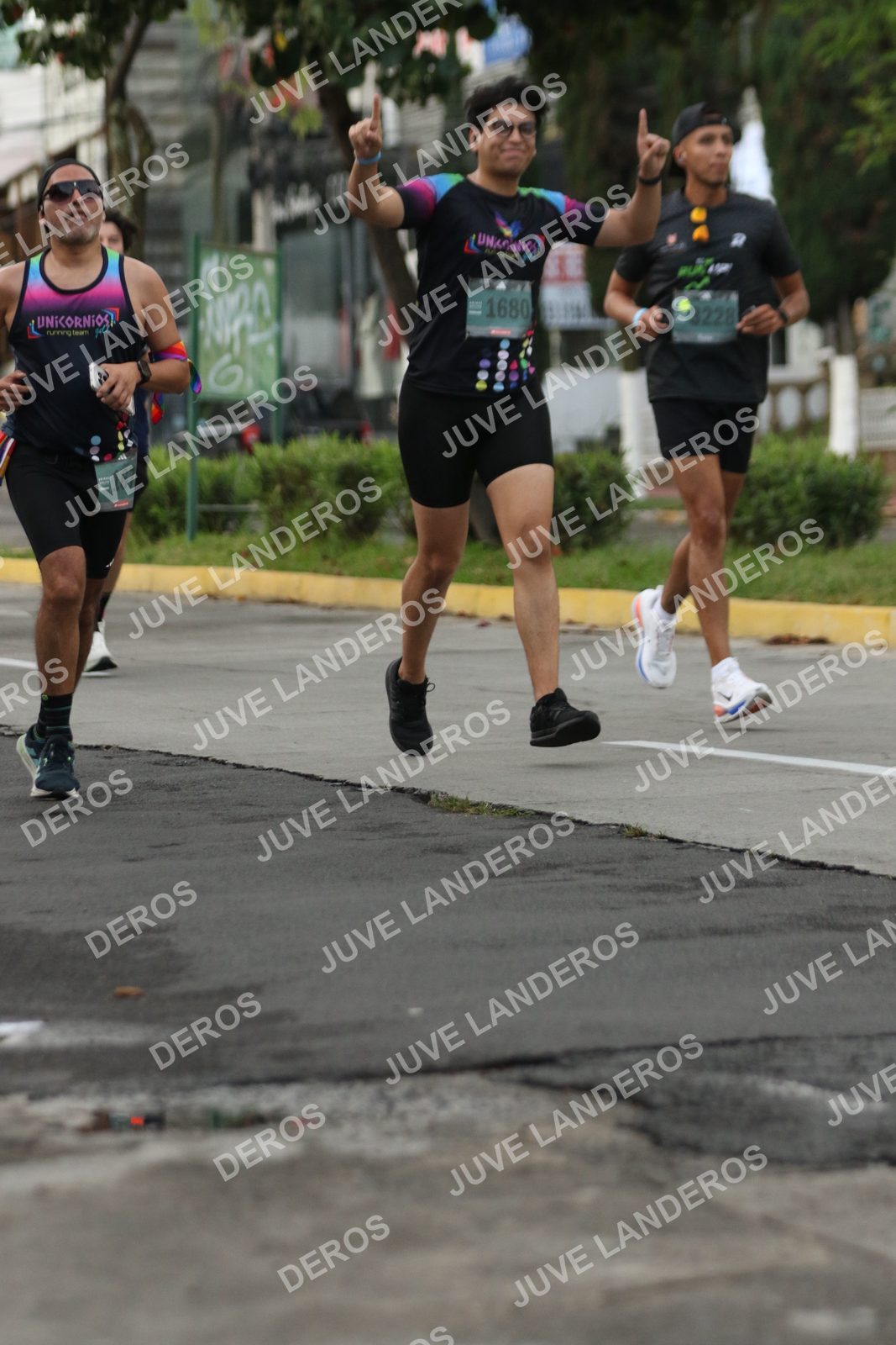Foto de ADIDAS SPLITS GUADALAJARA 15K / 30K en Av. San Ignacio esquina Av. Ignacio L. Vallarta, Zapopan a las 06:58 · dorsal 1680, 3228, 167