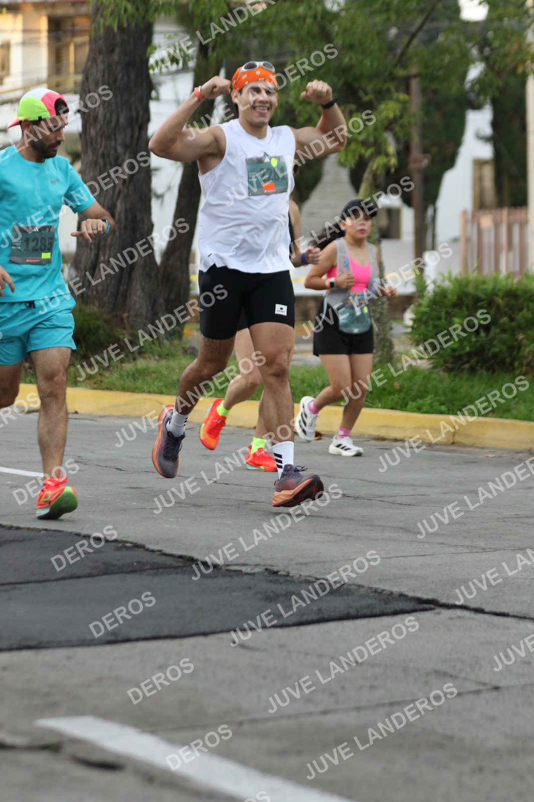 Foto de ADIDAS SPLITS GUADALAJARA 15K / 30K en Av. San Ignacio esquina Av. Ignacio L. Vallarta, Zapopan a las 07:02 · dorsal 1285, 2281