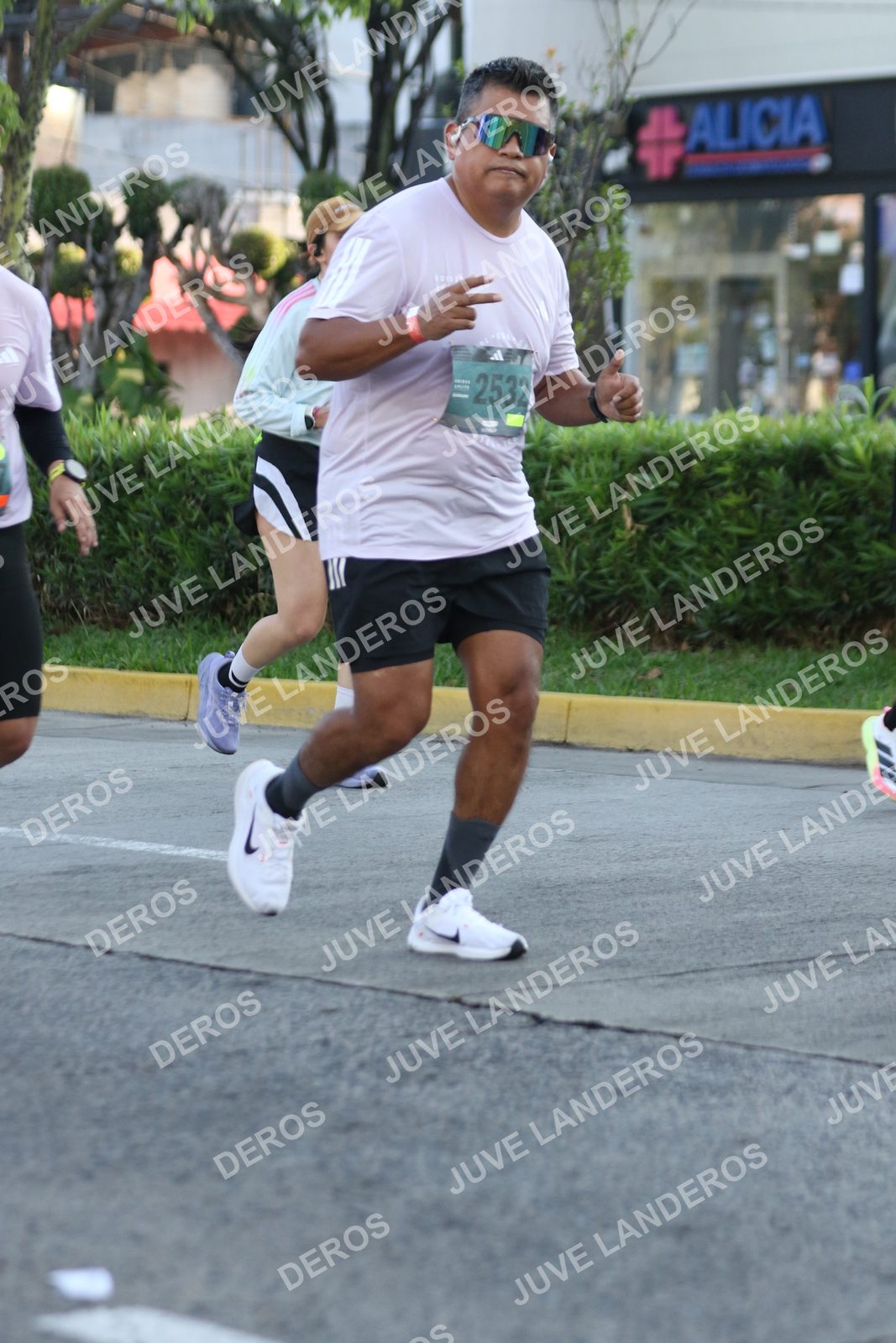 Foto de ADIDAS SPLITS GUADALAJARA 15K / 30K en Av. San Ignacio esquina Av. Ignacio L. Vallarta, Zapopan a las 07:42 · dorsal 2532