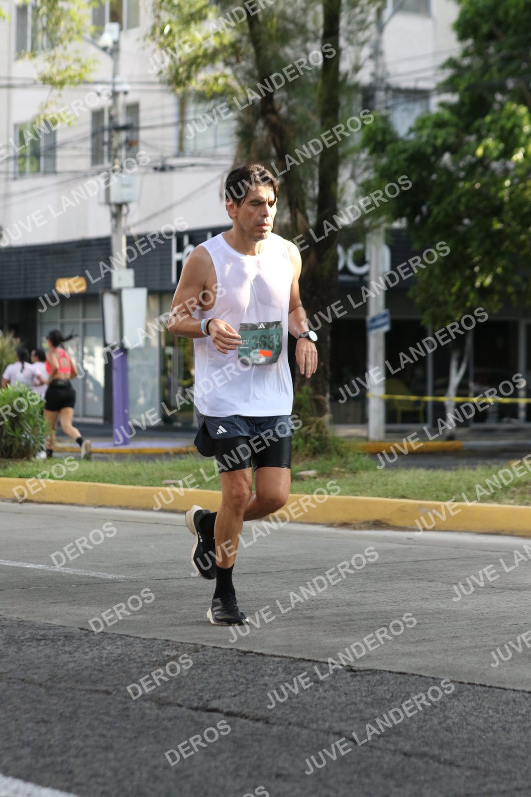 Foto de ADIDAS SPLITS GUADALAJARA 15K / 30K en Av. San Ignacio esquina Av. Ignacio L. Vallarta, Zapopan a las 08:39 · dorsal 3633