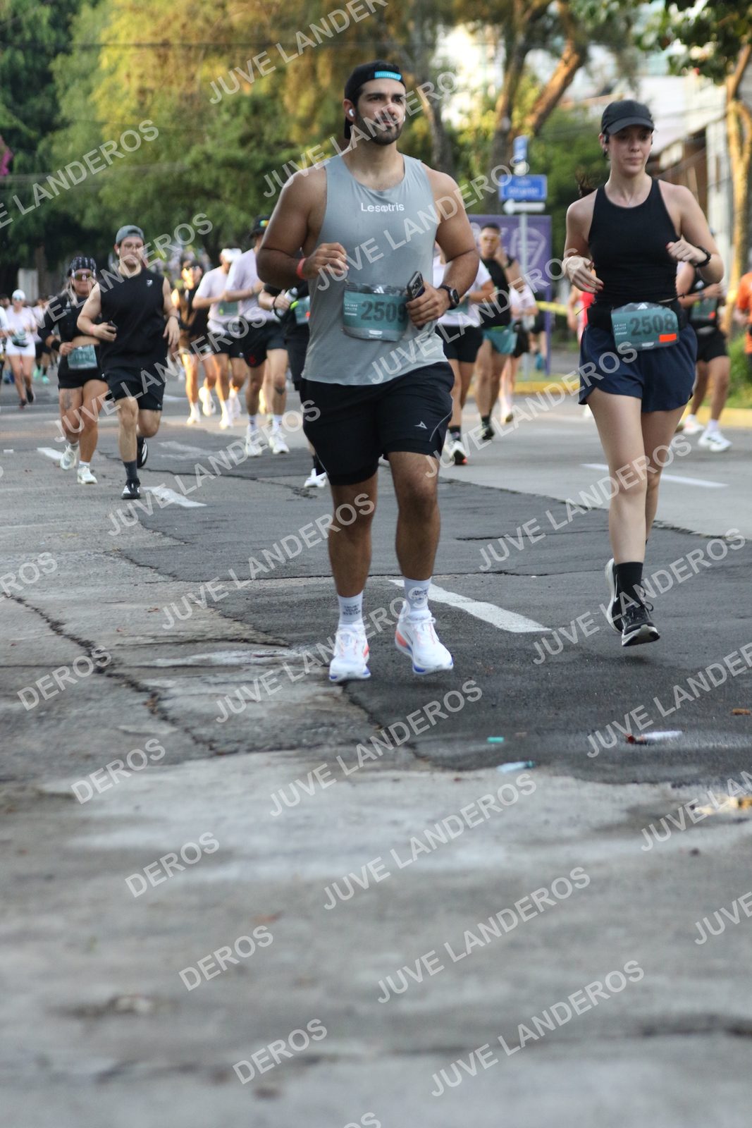 Foto de ADIDAS SPLITS GUADALAJARA 15K / 30K en Av. San Ignacio esquina Av. Ignacio L. Vallarta, Zapopan a las 07:11 · dorsal 2508, 2509