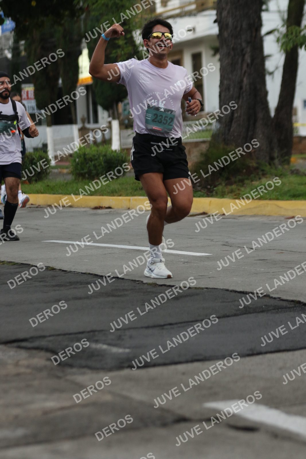 Foto de ADIDAS SPLITS GUADALAJARA 15K / 30K en Av. San Ignacio esquina Av. Ignacio L. Vallarta, Zapopan a las 06:56 · dorsal 2352, 15