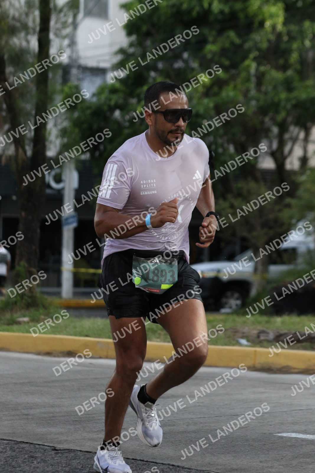 Foto de ADIDAS SPLITS GUADALAJARA 15K / 30K en Av. San Ignacio esquina Av. Ignacio L. Vallarta, Zapopan a las 08:42 · dorsal 1893