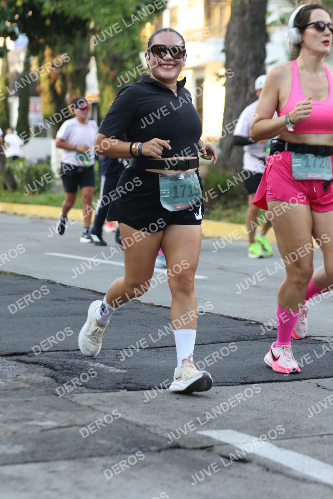Foto de ADIDAS SPLITS GUADALAJARA 15K / 30K en Av. San Ignacio esquina Av. Ignacio L. Vallarta, Zapopan a las 07:18 · dorsal 1719, 1720