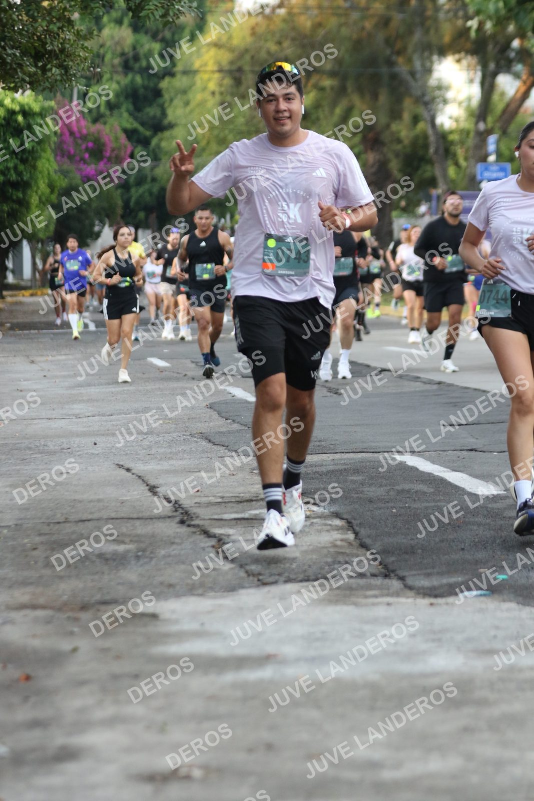 Foto de ADIDAS SPLITS GUADALAJARA 15K / 30K en Av. San Ignacio esquina Av. Ignacio L. Vallarta, Zapopan a las 07:06 · dorsal 743, 744, 15