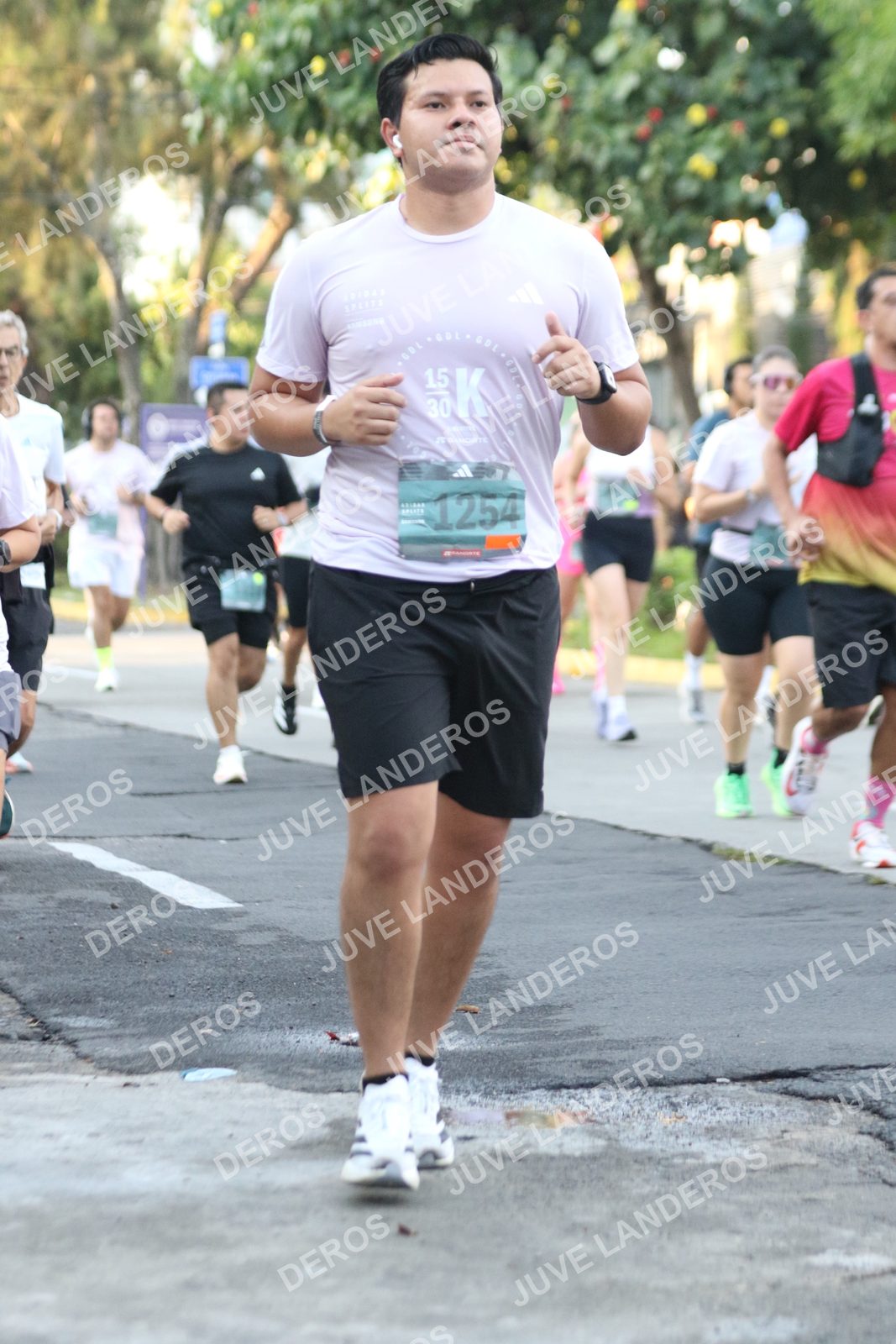 Foto de ADIDAS SPLITS GUADALAJARA 15K / 30K en Av. San Ignacio esquina Av. Ignacio L. Vallarta, Zapopan a las 07:16 · dorsal 1254, 15, 30