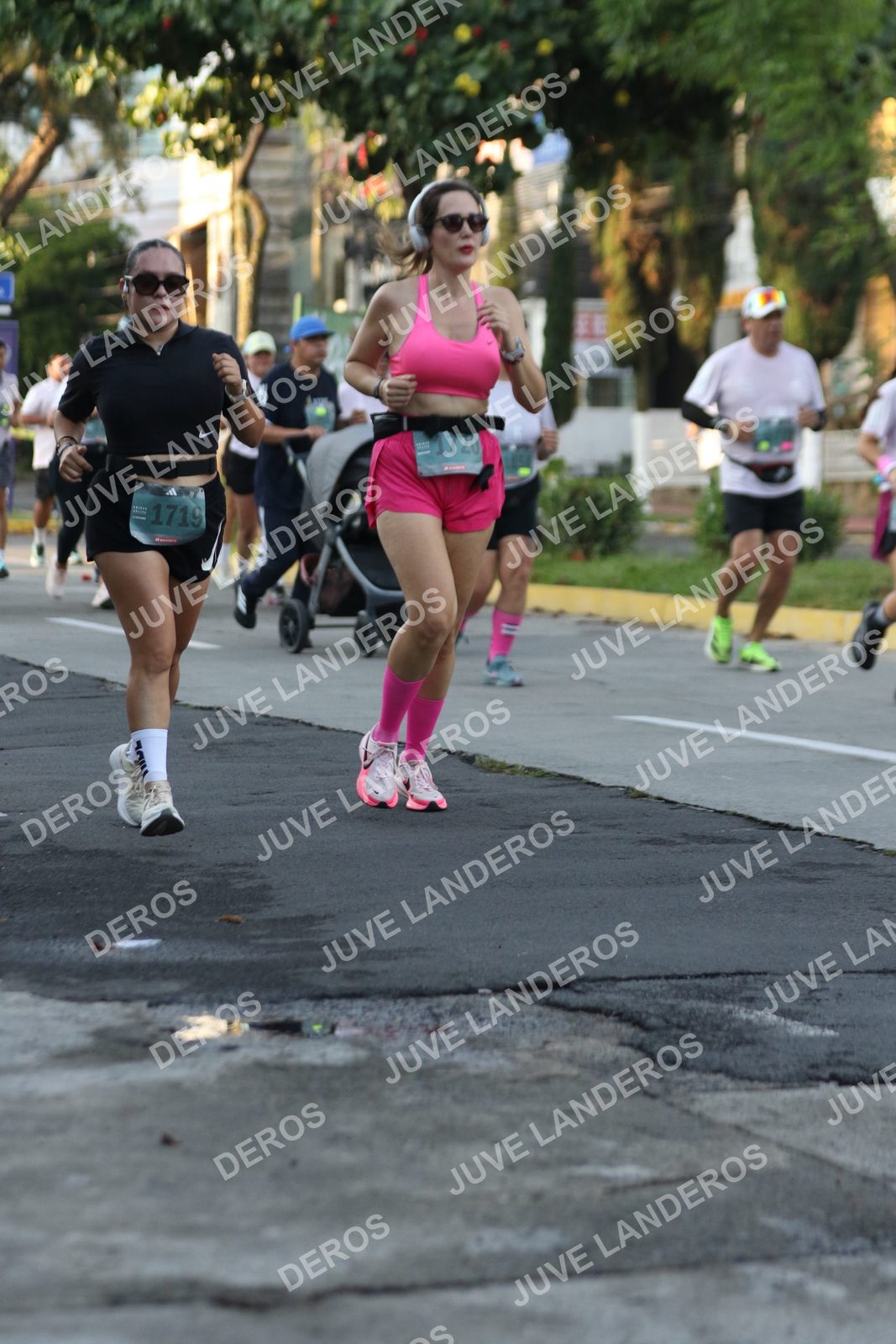 Foto de ADIDAS SPLITS GUADALAJARA 15K / 30K en Av. San Ignacio esquina Av. Ignacio L. Vallarta, Zapopan a las 07:18 · dorsal 1719, 1720