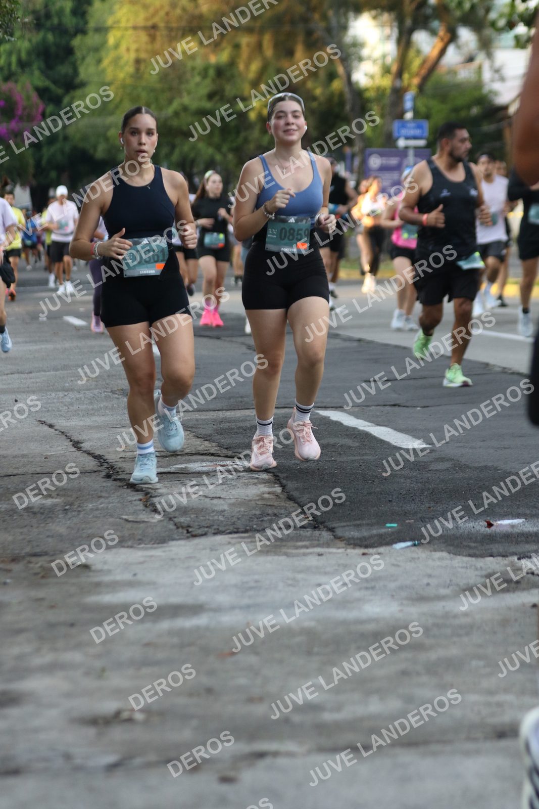 Foto de ADIDAS SPLITS GUADALAJARA 15K / 30K en Av. San Ignacio esquina Av. Ignacio L. Vallarta, Zapopan a las 07:10 · dorsal 859, 861