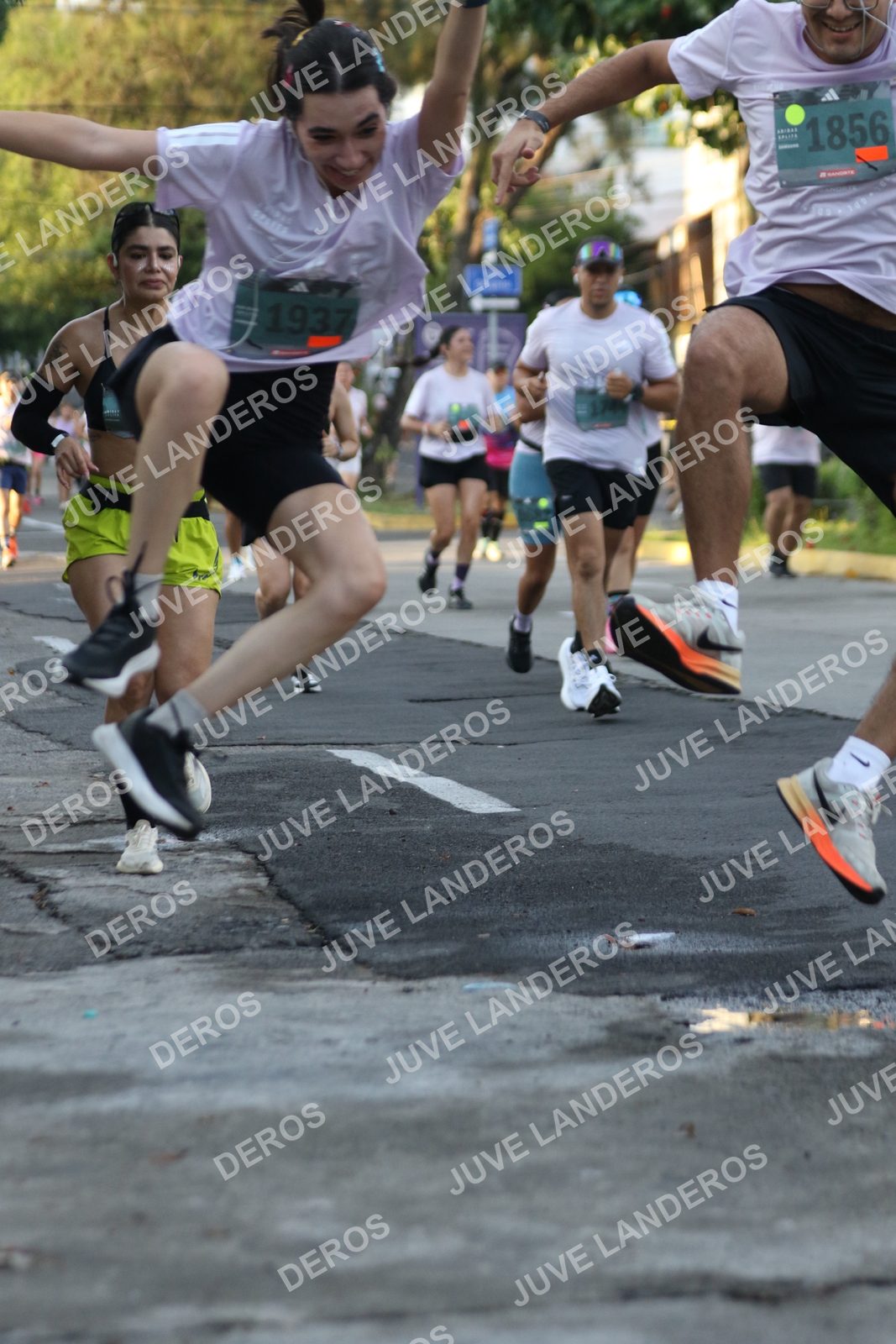 Foto de ADIDAS SPLITS GUADALAJARA 15K / 30K en Av. San Ignacio esquina Av. Ignacio L. Vallarta, Zapopan a las 07:19 · dorsal 1856, 1937