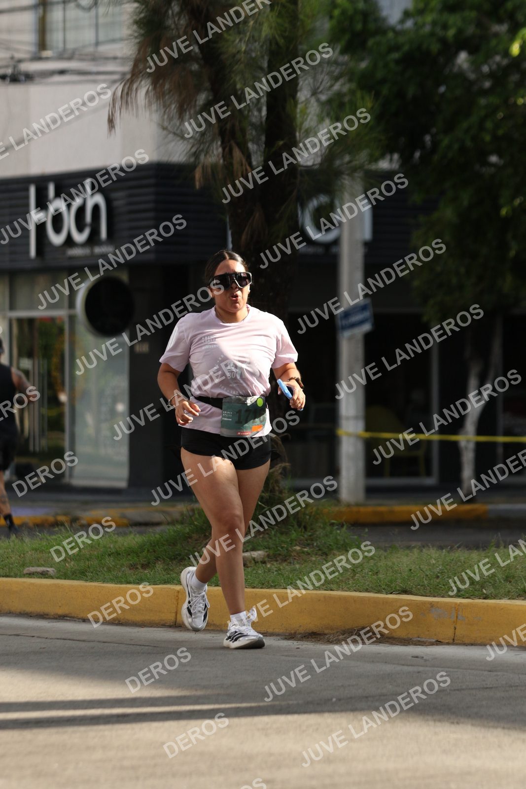 Foto de ADIDAS SPLITS GUADALAJARA 15K / 30K en Av. San Ignacio esquina Av. Ignacio L. Vallarta, Zapopan a las 08:56 · dorsal 30, 16, 171