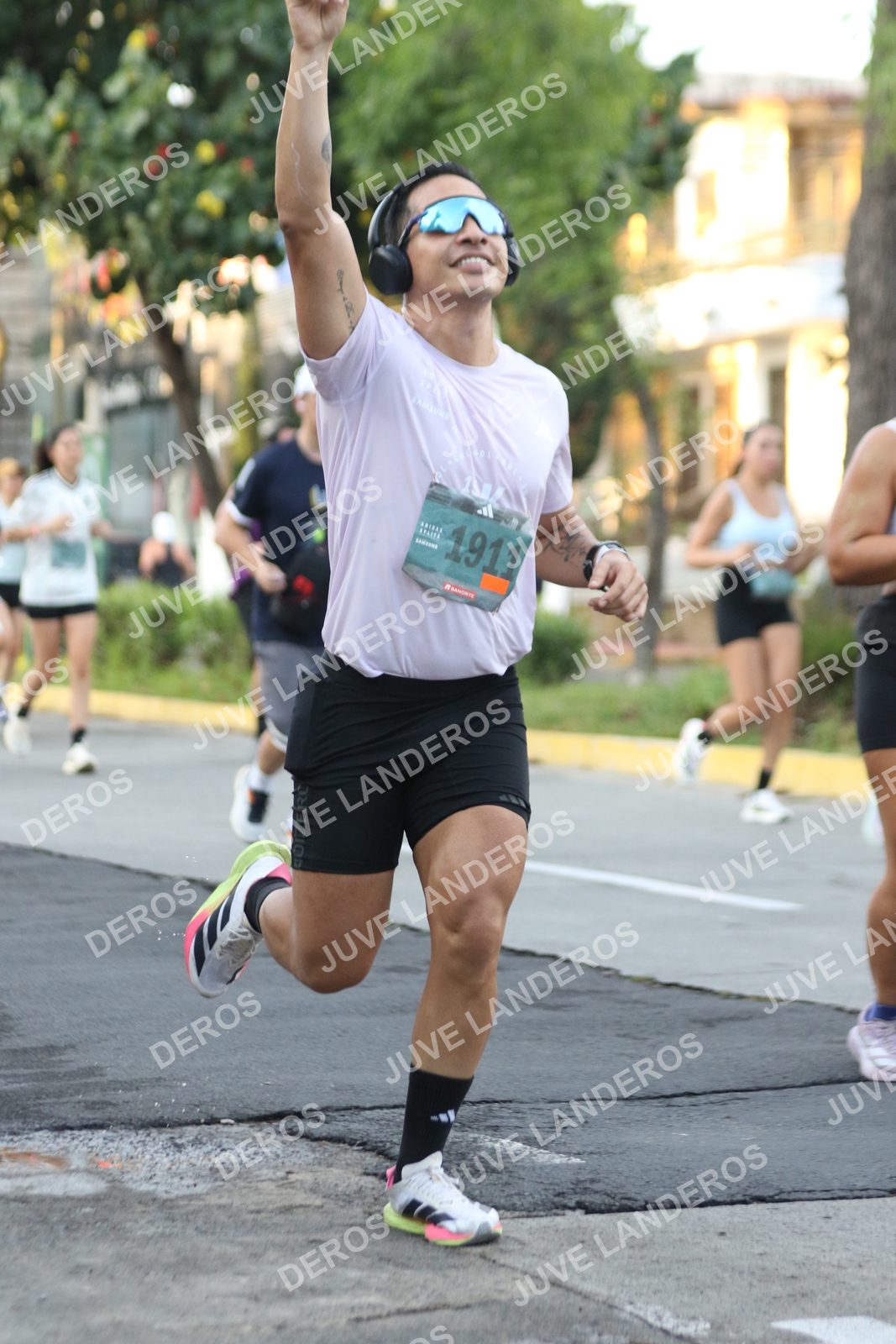 Foto de ADIDAS SPLITS GUADALAJARA 15K / 30K en Av. San Ignacio esquina Av. Ignacio L. Vallarta, Zapopan a las 07:13 · dorsal 1911