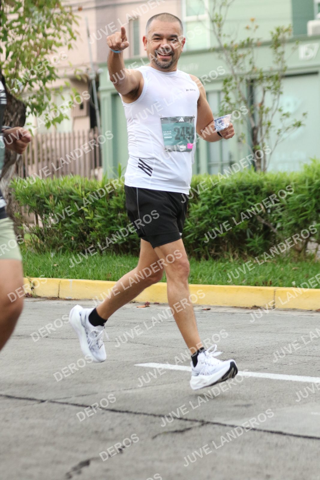 Foto de ADIDAS SPLITS GUADALAJARA 15K / 30K en Av. San Ignacio esquina Av. Ignacio L. Vallarta, Zapopan a las 06:56 · dorsal 2454