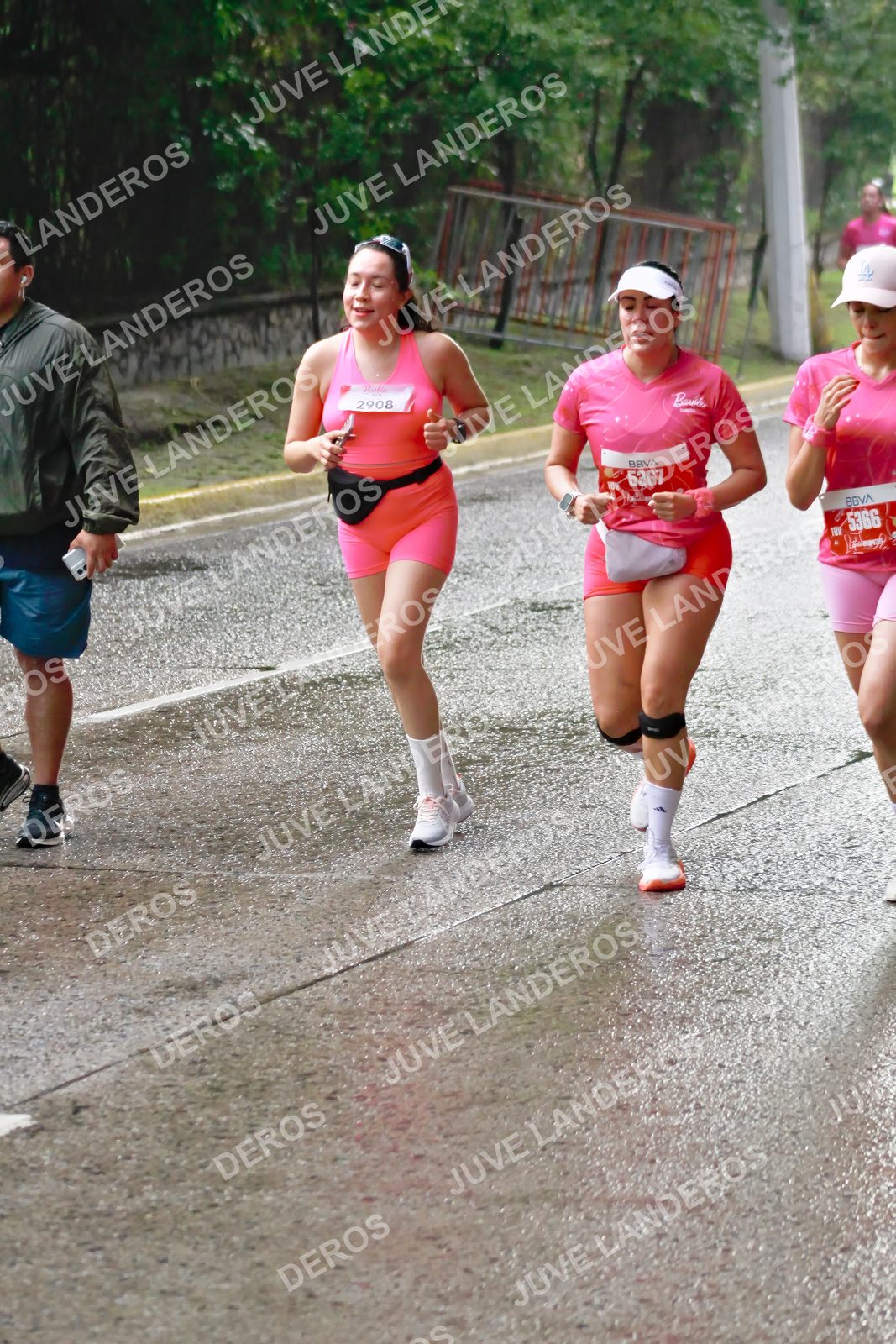 Foto del BARBIE RUN GUADALAJARA en Paseo Andares, Blvd. Puerta de Hierro 4965, Zapopan a las 07:45 · Ruta · dorsal 5366, 5367, 2908