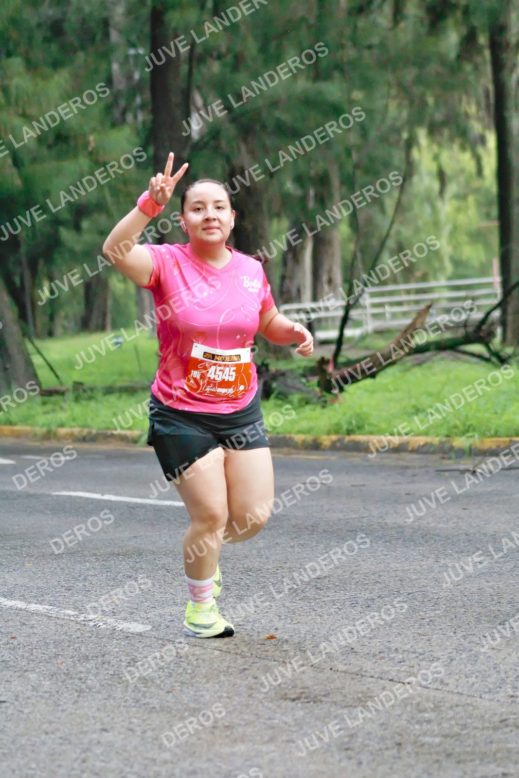 Foto del BARBIE RUN GUADALAJARA en Paseo Andares, Blvd. Puerta de Hierro 4965, Zapopan a las 07:22 · Ruta · dorsal 4545
