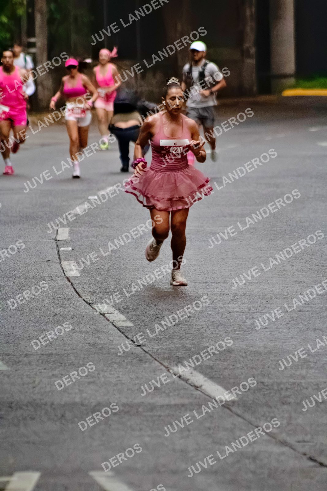 Foto del BARBIE RUN GUADALAJARA en Paseo Andares, Blvd. Puerta de Hierro 4965, Zapopan a las 06:57 · Ruta · dorsal 4220