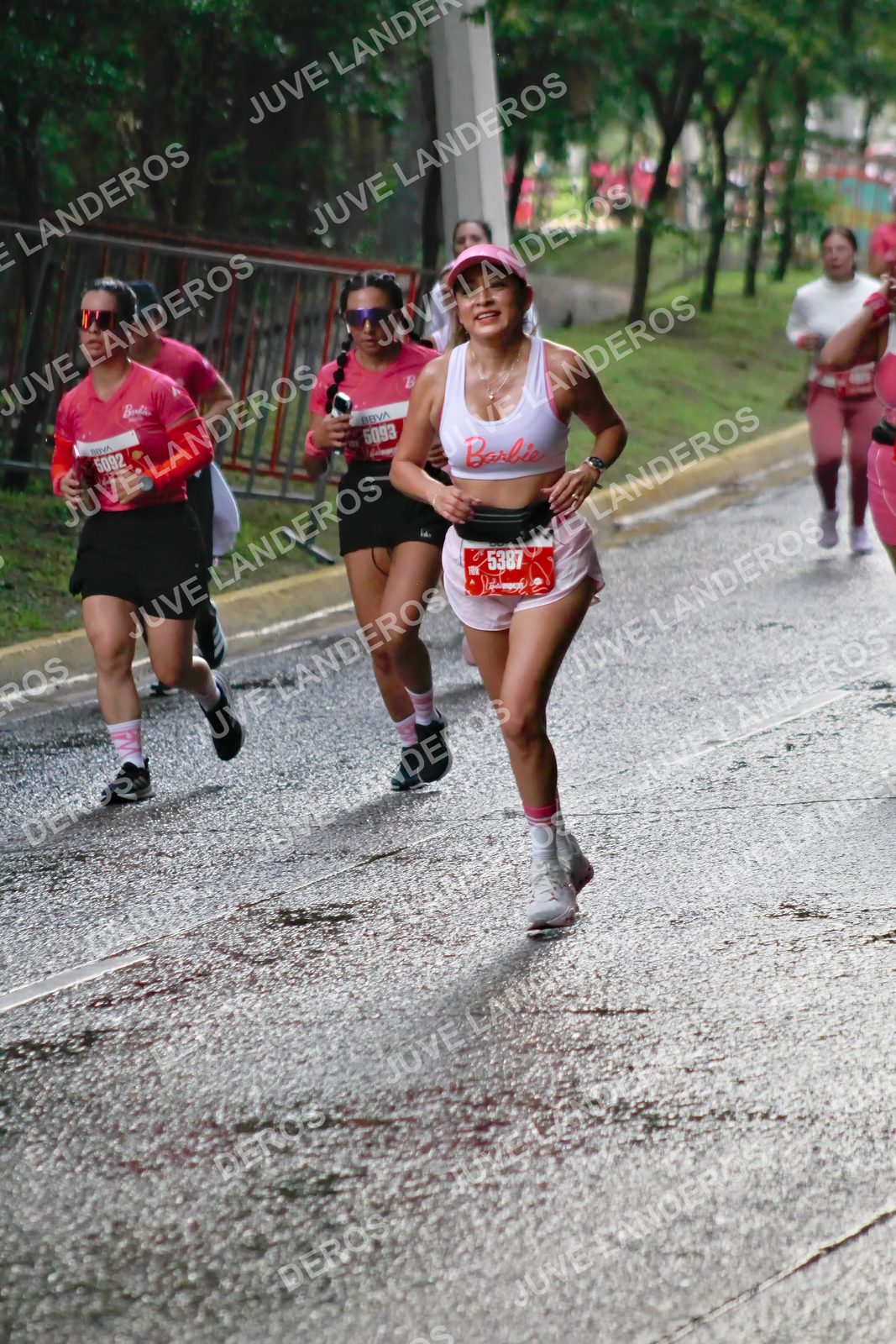 Foto del BARBIE RUN GUADALAJARA en Paseo Andares, Blvd. Puerta de Hierro 4965, Zapopan a las 07:36 · Ruta · dorsal 5387, 5092, 5093