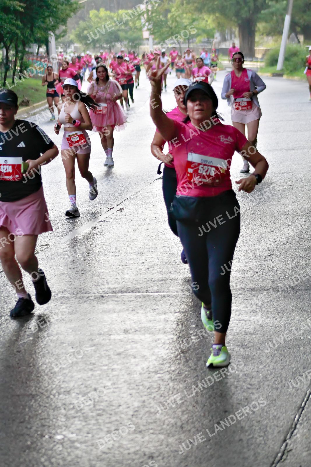 Foto del BARBIE RUN GUADALAJARA en Paseo Andares, Blvd. Puerta de Hierro 4965, Zapopan a las 07:36 · Ruta · dorsal 5276, 4214, 4360