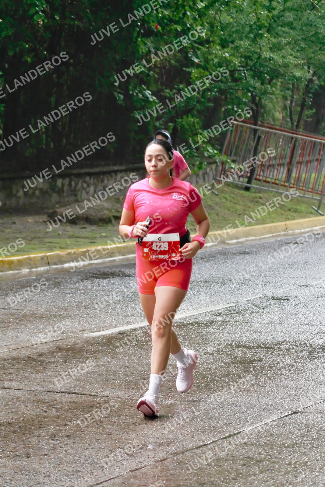 Foto del BARBIE RUN GUADALAJARA en Paseo Andares, Blvd. Puerta de Hierro 4965, Zapopan a las 07:47 · Ruta · dorsal 4239
