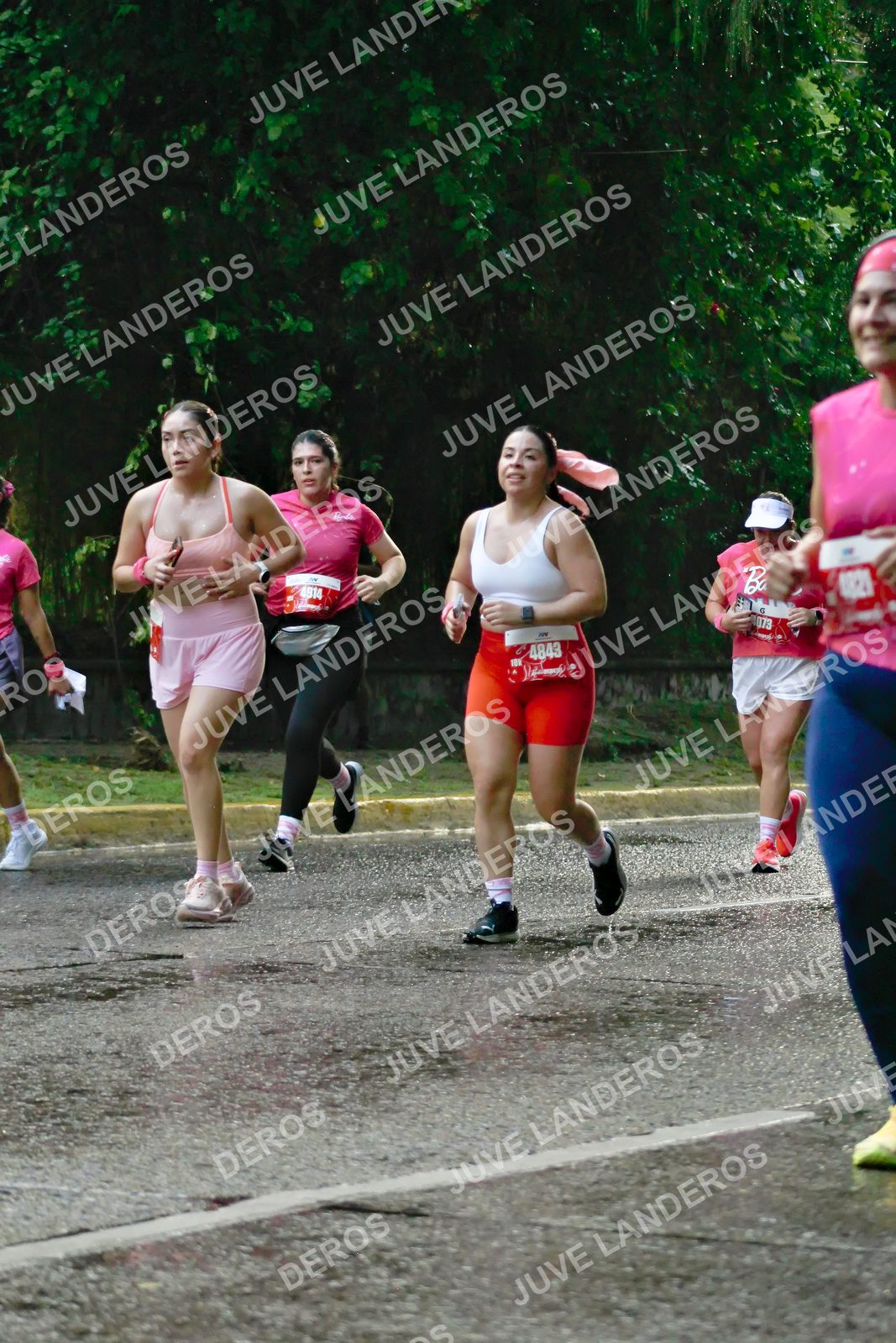 Foto del BARBIE RUN GUADALAJARA en Paseo Andares, Blvd. Puerta de Hierro 4965, Zapopan a las 07:41 · Ruta · dorsal 4843, 1914