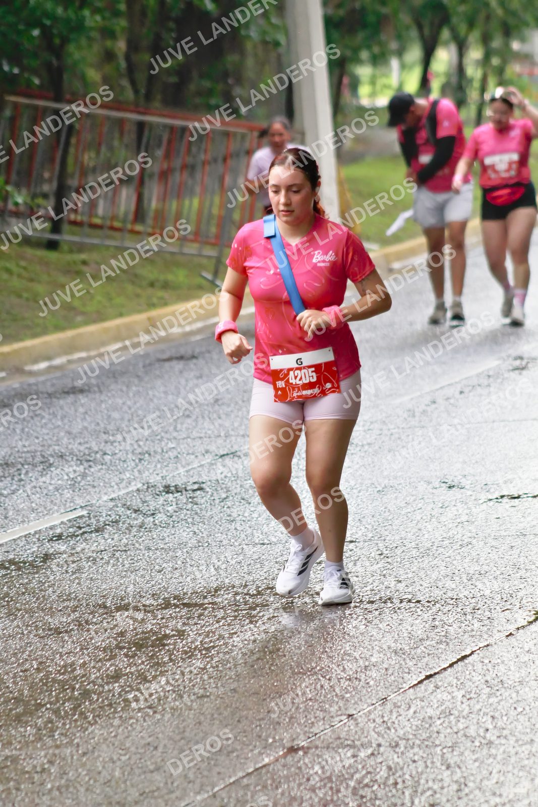 Foto del BARBIE RUN GUADALAJARA en Paseo Andares, Blvd. Puerta de Hierro 4965, Zapopan a las 07:48 · Ruta · dorsal 4205